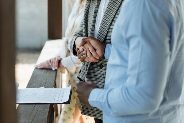 Découvrez les Variétés de Contrats Commerciaux et Leurs Caractéristiques Uniques